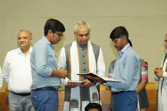 HONORED BY HON.GOVERNER SHRI ACHARAY DEVVRATJI TO GUJCOST SCIENCE CLUB STUDENTS(Gujcost.DST.Govt.Of Gujarat)